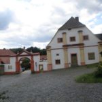 Klosterpforte im Norden und Beamtenhaus
